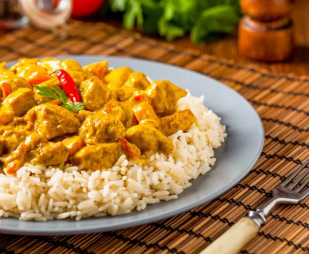 Карри с курицей по-индийски - Рецепт Карри с курицей: добавьте чеснок, порошок карри, корицу, паприку, лавровый лист, имбирь, сахар и соль. Продолжайте все обжаривать и перемешивать в течение двух минут. Карри с курицей по-индийски