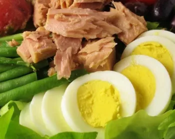 Home 4 - Рецепт витаминного салата: капусту, морковь и болгарский перец подготовить и нашинковать соломкой. Смешать сахар, соль, Home 4 - Рецепт