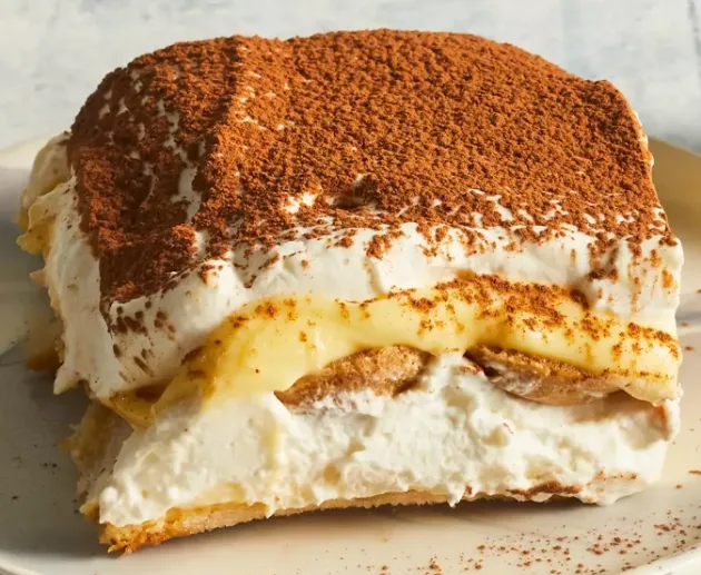 Классический итальянский Тирамису - Тирамису — один из самых известных десертов в мире, итальянская классика. Однако официально его изобрели не так давно, в шестидесятых или семидесятых годах прошлого века, что делает его стремительно набравшим популярность звездным блюдом. Название его происходит от слов на итальянском, «tira mi sù» — «тяни меня вверх». И говорят, что так десерт назвали благодаря тому, что он способен улучшить любое настроение. Классический итальянский Тирамису - Рецепт