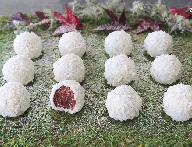 Пирожное картошка с шоколадно-ромовой начинкой - Пирожное картошка: необычный рецепт. Смешайте печенье. какао-порошок, шоколад, кленовый сироп и ром. Измельчите в блендере, сформируйте шарики. Растопите белый шоколад. Шарики покройте глазурью и кокосовой стружкой. Шоколадно-ромовые снежки