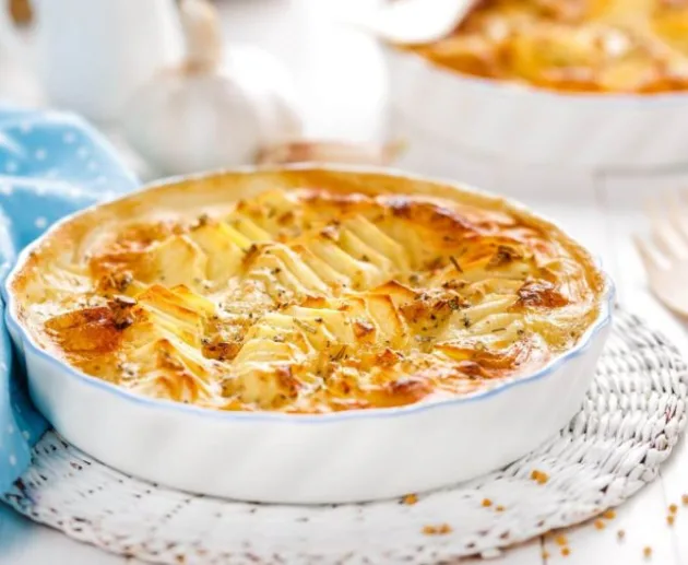 Гратен картофельный с сыром - Для приготовления классического картофельного гратена нам понадобится: картофель, сыр, лук репчатый. Для приготовления сливочного соуса: масло сливочное, мука, молоко, сыр и специи. Картофель лучше брать среднего размера. После чистки картофель опустить в холодную воду, чтоб не потемнел. Если картошка молодая, с тонкой кожурой, то можно ее не чистить, а только хорошенько помыть. Сыр для гратена подойдет любой, главное чтоб он хорошо плавился. Гратен картофельный с сыром - Рецепт