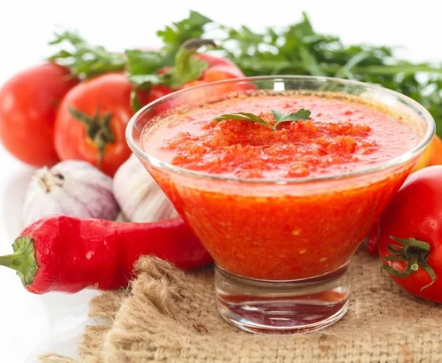 Аджика - Аджика рецепт. 2.5 кг помидоров, 1 кг болгарского перца, 2 острых стручковых перца, 40 г петрушки, 40 г укропа, 250 г чеснока, 200 г растительного масла, 125 г сахара, 1.5 столовых ложки соли. Аджика - Рецепт