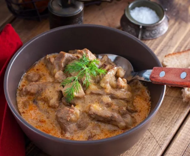 Бефстроганов - знаменитая классика русской кухни - Рецепт бефстроганова. 500 г говядины, одна луковица, одна столовая ложка томатной пасты, одна столовая ложка пшеничной муки, 150 г сметаны, 2 столовых ложки растительного масла, соль по вкусу, перец по вкусу. Бефстроганов - знаменитая классика русской кухни - Рецепт