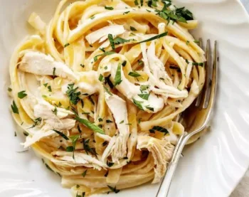 Home 4 - Рецепт витаминного салата: капусту, морковь и болгарский перец подготовить и нашинковать соломкой. Смешать сахар, соль, Home 4 - Рецепт