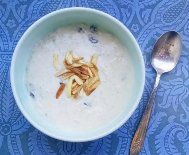 Кхир - индийский рисовый пудинг - Кхир - это индийский рисовый пудинг, который часто готовят на праздники как десерт. На вид он похож на нашу обычную кашу, но на вкус он не имеет с ней ничего общего! Скорее, он похож на смесь вкусного крема и риса. Это блюдо знакомо как гражданам Индии и соседствующих с ней стран, так и нашим согражданам, интересующимся индийской и ведической кухни. Кхир - индийский рисовый пудинг - Рецепт