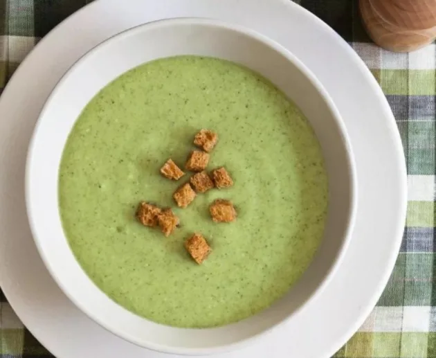Крем-суп из брокколи - Крем-супы – классическое ресторанное блюдо по всему миру. Они нежны, эстетично прекрасны – и чаще всего вкус их тоже не разочаровывает. Что касается овощных крем-супов, то это еще и прекрасный способ накормить свою семью полезными овощами. Не каждый согласится грызть брокколи, тем более дети, а, когда они подаются в виде аппетитного и красивого крем-супа с сухариками или гренками, это вдохновляет на порядки больше! Крем-суп из брокколи - Рецепт