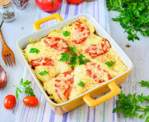 Мясо по-французски - классический советский рецепт - В рецепте мяса по-французски присутствуют помидоры, но можно заменить их на грибы, это тоже популярный вариант. Свинину в рецепте можно при желании заменить говядиной или мясом курицы. Берем 300 г свинины, 300 г картофеля, 1 луковица, 1 помидор, 100 г твердого сыра, 2 зубчика чеснока, 50 г майонеза, 10 г укропа, 1.5 столовой ложки растительного масла, соль по вкусу, перец по вкусу, специи по вкусу. Мясо по-французски - классический советский рецепт - Рецепт
