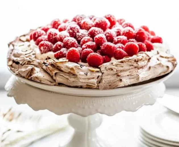 Торт "Павлова" с шоколадом и малиной - Рецепт