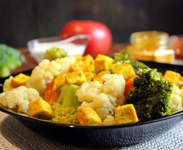 Сабджи - тушеные овощи с сыром по-индийски - Сабджи - тушеные овощи с сыром по-индийски, рецепт. 300 г цветной капусты, 300 г брокколи, 1 морковь, 100 мл сливок, 50 г растительного масла, 2 луковицы, 1 чайная ложка куркумы, 1 чайная ложка тмина, 300 г адыгейского сыра, соль по вкусу. Сабджи - тушеные овощи с сыром по-индийски - Рецепт