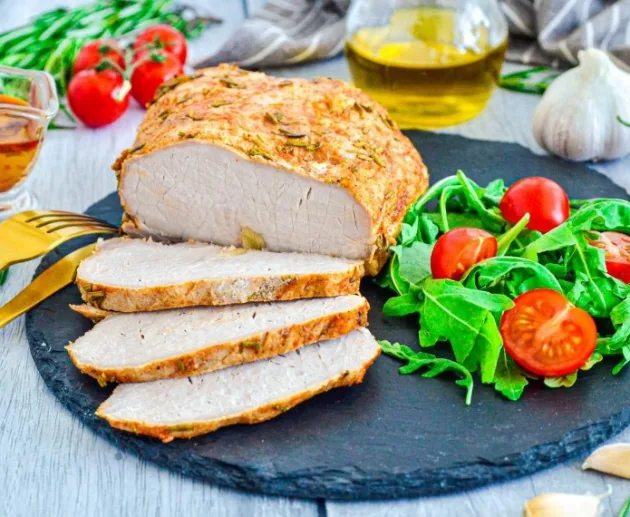 Свинина, запеченная в духовке - Буженина рецепт. 500 г свинины, 2 зубчика чеснока, 10 г тимьяна, сок трети лимона, 2 столовых ложки растительного масла, 1 чайная ложка паприки, молотый черный перец по вкусу, соль по вкусу. Свинина, запеченная в духовке - Рецепт