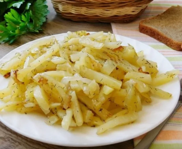 Жареная картошка с луком - Для жарки, картофель лучше выбрать среднего размера, и важно, чтобы он не был позеленевшим (в нем содержится вредный токсин соланин) и не подмороженным. Важно, чтобы клубни были равномерного цвета, ровными, целыми. Картофель нужно сначала промыть, а после почистить. Если картофель молодой, то можно жарить его с кожурой, тогда картошка получится еще ароматнее. Жареная картошка с луком - Рецепт