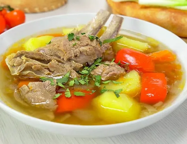 Шурпа из баранины (говядины или курятины) - Рецепт шурпы - знаменитого блюда среднеазиатской кухни. Шурпу варят из баранины, говядины или курятины. Потребуется много овощей: картофель, томаты, болгарский перец, лук и морковь. Сначала следует сварить бульон. Залейте мясо 2 литрами воды, доведите до кипения, снимите пену. В зависимости от вида мяса варите на медленном огне от 30 до 1,5 часов. Шурпа из баранины (говядины или курятины) - Рецепт