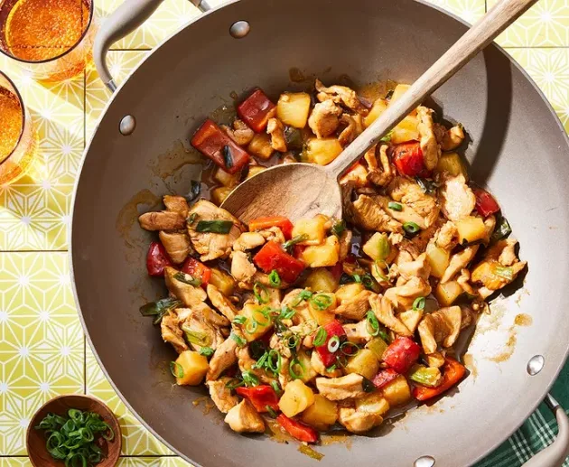 Жареная курица с ананасами - Рецепт жареной курицы с ананасами, болгарским перцем и зеленым луком. Для приготовления потребуется куриное филе, консервированные ананасы, болгарский перец, соевый соус. зеленый лук и специи. Сначала надо замариновать курицу в соевом соусе, паприке и оливковом масле. В это время можно нарезать обжарить перец, после в сковороду добавить зеленый лук и ананасы. Жареная курица с ананасами - Рецепт