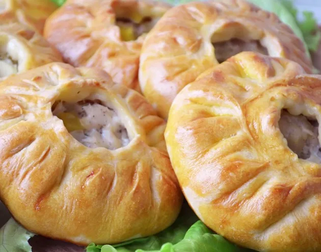Курник: пирог с курицей и картошкой - Рецепт курников - пирогов с курицей и картошкой. Для теста потребуется кефир, сода, мука, соль, сливочное масло. Для начинки - курица, картошка, лук, специи по вкусу. Для теста сначала смешиваем кефир и соду, взбиваем до появления небольшой пены, затем добавляем соль и сливочное масло. Взбиваем. Теперь постепенно всыпаем муку и замешиваем тесто. Оно не должно быть сильно липким. Курник: пирог с курицей и картошкой - Рецепт