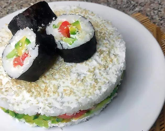 Суши-торт - Рецепт Суши-торта. Для приготовления можно использовать обычный круглозерный рис. Это в разы дешевле специального риса для суши, а результат практически ничем не отличается. Заранее отварим стакан (250 гр.) риса. Предварительно рис тщательно промыть до прозрачной воды, засыпать в кастрюлю и залить двумя стаканами воды. Суши-торт - Рецепт