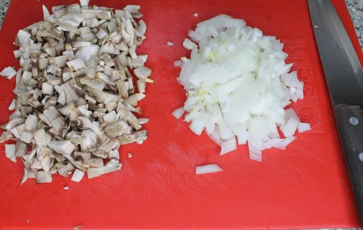 лук и грибы нарезать
