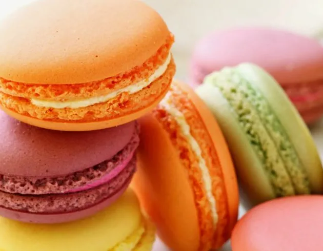 Макарон - французское миндальное печенье - Рецепт французского миндального печенья макарон: просеиваем миндальную муку вместе с сахарной пудрой. Вливаем яичный белок и тщательно перемешиваем до консистенции пасты. Воду с сахаром ставим на средний огонь, постоянно перемешиваем, чтобы сироп не подгорел. Нагретый до 118 градусов сироп тонкой струей вводим во взбитый белок, не выключая миксер. Рецепт макарон