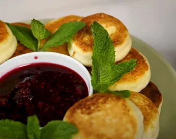 Home 4 - Рецепт витаминного салата: капусту, морковь и болгарский перец подготовить и нашинковать соломкой. Смешать сахар, соль, Рецепт сырников