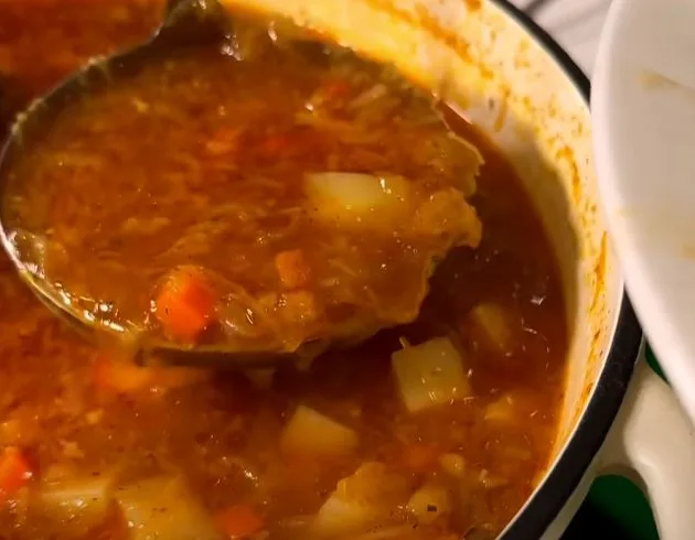 Щи из квашеной капусты - Рецепт щей из квашеной капусты: кладем говяжьи ребрышки в кастрюлю и заливаем холодной водой. Ставим на плиту и доводим до кипения. Промываем мясо, заливаем горячей водой и ставим снова на плиту. Снимаем пенку, добавляем специи, нарезанные лук и морковь, которые предварительно можно слегка обжарить. Рецепт щей