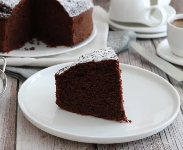 Шоколадный кекс - Рецепт шоколадного кекса, который тает во рту: взбейте яичные белки до образования жестких пиков, в миску просейте муку с разрыхлителем, добавьте сахар и какао-порошок. Все перемешайте ложкой или венчиком. Шоколадный кекс - Рецепт