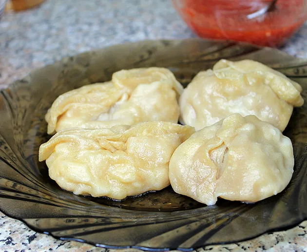 Манты по-татарски (с мясом и картошкой) - Рецепт приготовления мант с мясом и картошкой. В традиционном рецепте татарских мант мясо в начинку мелко нарубается ножом, мы будем использовать фарш из перекрученного на средней или крупной решетке мяса. Манты