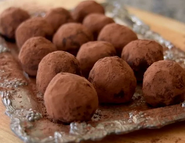 Шоколадные трюфели - Рецепт шоколадных трюфелей - удаляем сердцевину из яблок и очищаем от кожицы. Режем на кусочки средней величины, складываем в сковороду. Ставим на плиту, добавляем воду, доводим до кипения и накрываем крышкой. Томим яблоки 10-15 минут на медленном огне. Рецепт трюфелей