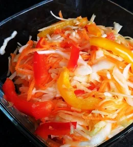 Салат витаминный с капустой, морковью и болгарским перцем