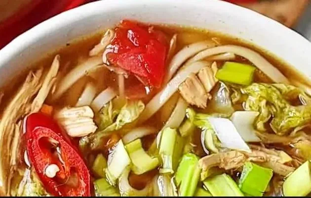 Куриный суп с лапшой по-китайски - Рецепт куриного супа с лапшой по-китайски: Подготовьте ингредиенты для приготовления супа. Налейте мед на дно глубокой кастрюли. Карамелизуйте его на медленном огне. Мед должен слегка загустеть и потемнеть. Добавьте соевый соус. Доведите массу до кипения. Добавьте куриный бульон и половину перца чили. Куриный суп с лапшой по-китайски